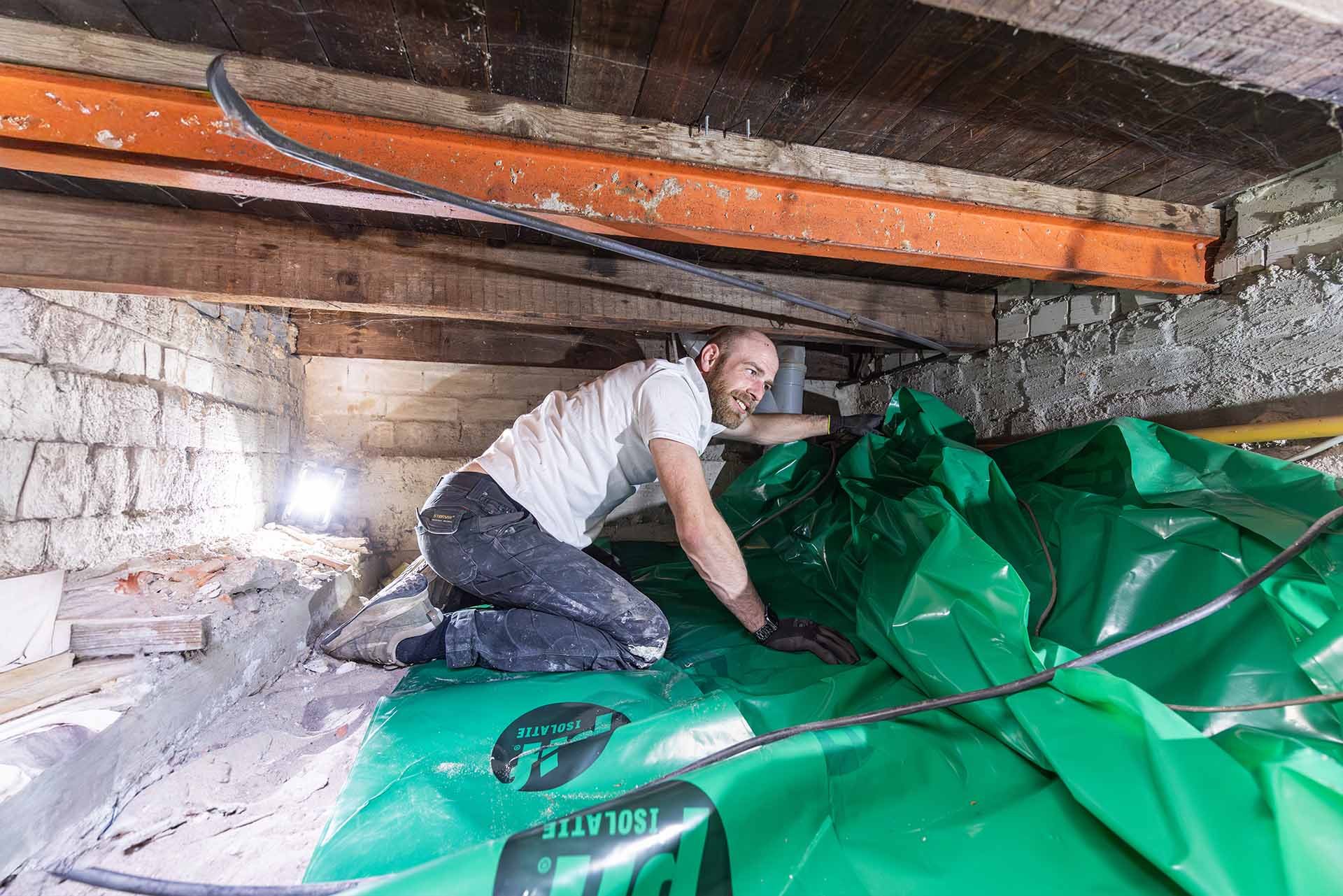 Bodemfolie plaatsen in kruipruimte