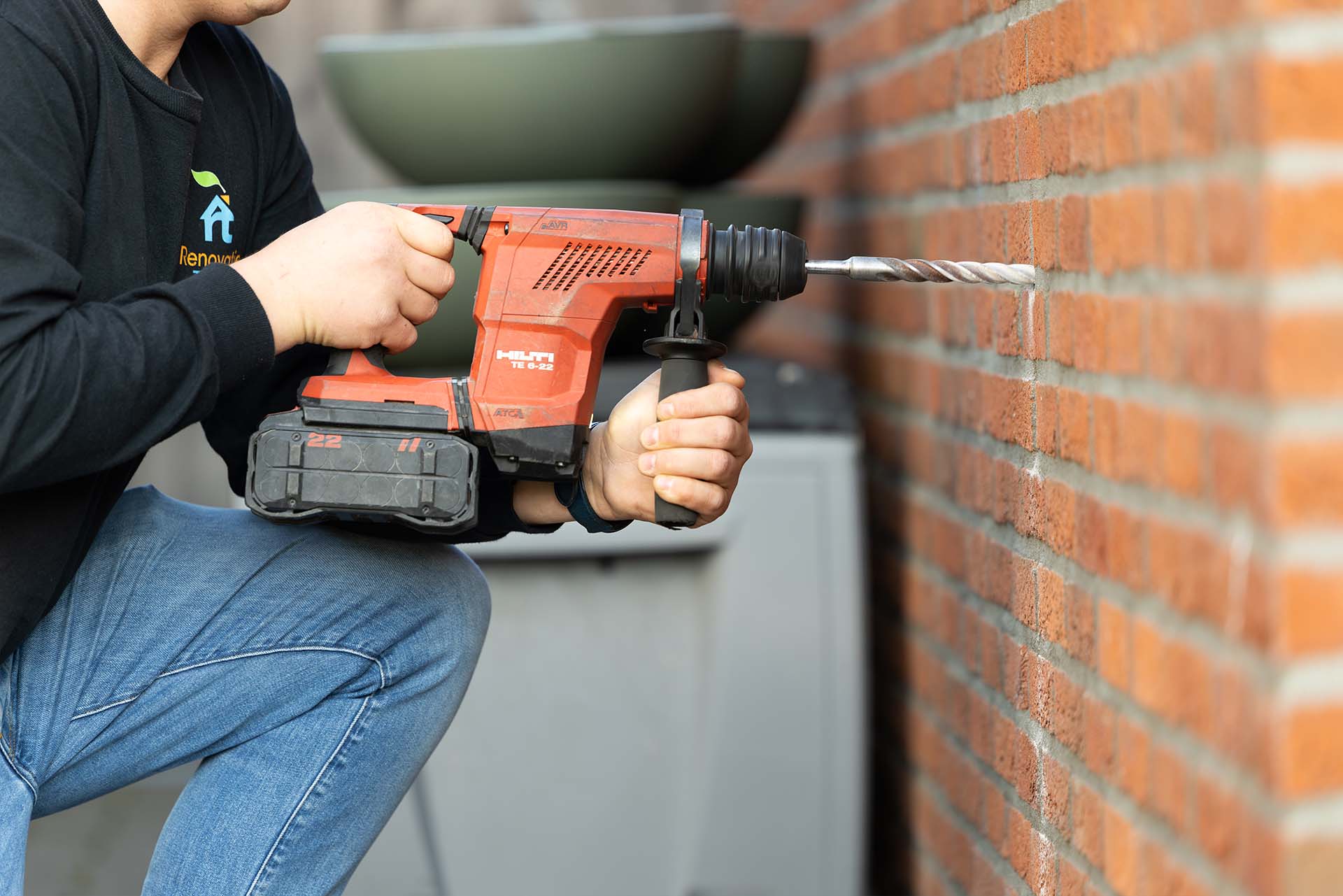 Boren in spouwmuur voor isolatie inblazen